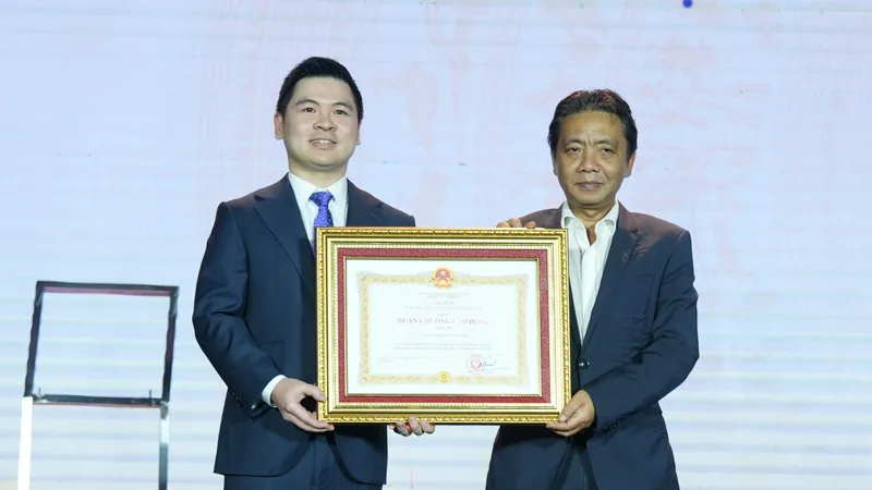 Thừa ủy quyền của Chủ tịch nước, ông Hoàng Đạo Cương- Thứ trưởng Bộ VHTTDL đã trao tặng Huân chương Lao động hạng Nhì cho CLB bóng đá Hà Nội. 