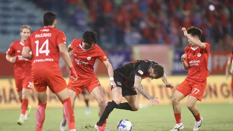 Geovane giữa vòng vây của các hậu vệ TC Viettel trong lần đối đầu tại V-League 2025-2026. Ảnh: VPF