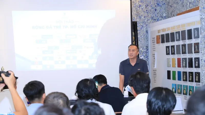 Phó chủ tịch VFF Nguyễn Xuân Vũ phát biểu tại Hội thảo. Ảnh: VIỆT CƯỜNG