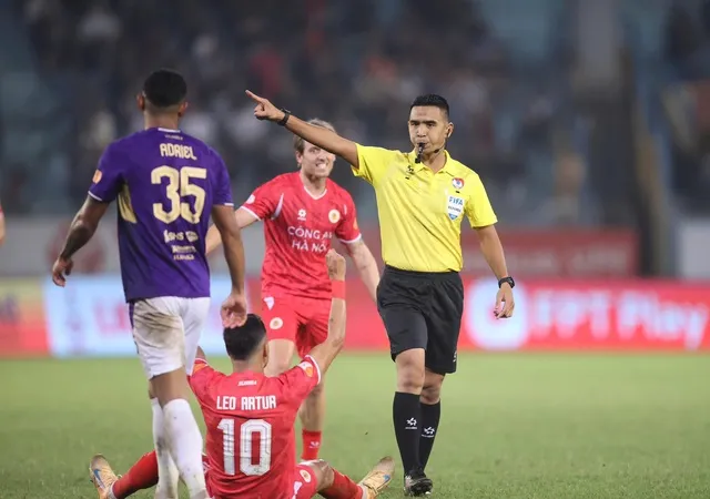 Trọng tài Muhammad Nazmi Bin Nasaruddin điều hành trận đấu giữa Thép Xanh Nam Định và Công an TPHCM tại V-League 2025-2026. Ảnh: HOÀNG LINH