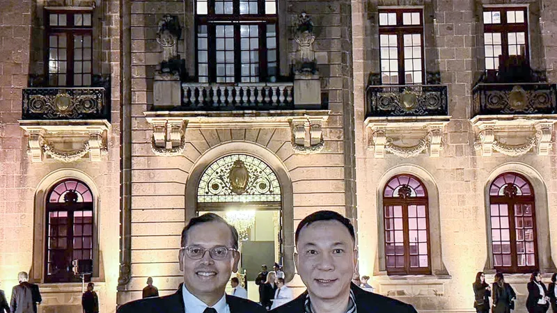 Chủ tịch VFF Trần Quốc Tuấn trong cuộc gặp gỡ, trao đổi với ông Sanjeevan Balasingam- Giám đốc Phụ trách Các liên đoàn Thành viên Khu vực Châu Á và Châu Đại dương của FIFA – tại Mexico. Ảnh: ĐOÀN NHẬT