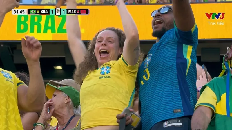 CĐV đội tuyển Brazil luôn "cháy" hết mình cùng đội nhà.