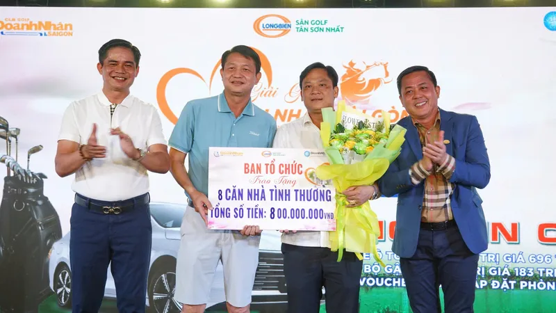 Ban tổ chức trao tặng 8 căn nhà tình thương đến tỉnh Tây Ninh.