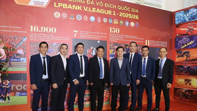 Các trọng tài, trợ lý trọng tài được vinh danh tại mùa bóng 2025-2026 chụp hình lưu niệm cùng lãnh đạo Ban trọng tài ở sự kiện.
