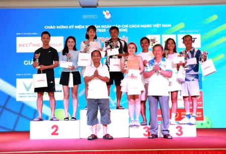 Ban tổ chức trao thưởng cho nội dung đôi nam nữ. Ảnh: KHẢ HÒA