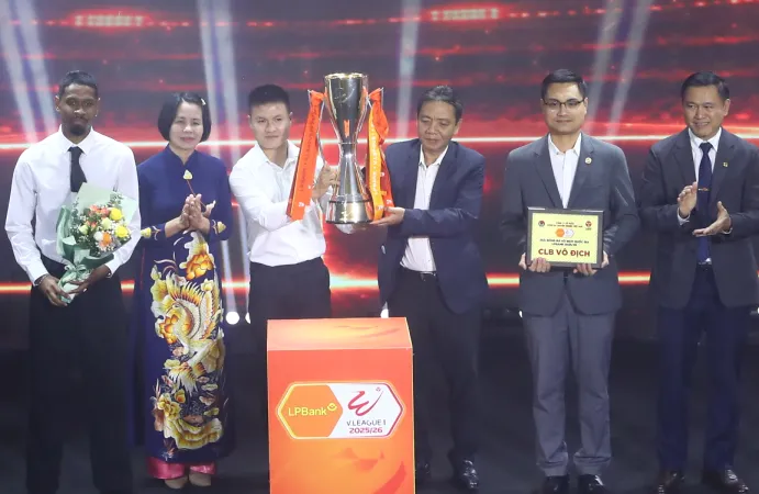 Thủ quân Nguyễn Quang Hải, đại diện CLB Công an Hà Nội nhận Cúp vô địch V-League 2025-2026 từ ông Hoàng Đạo Cương, Thứ trưởng Bộ VH-TT-DL.