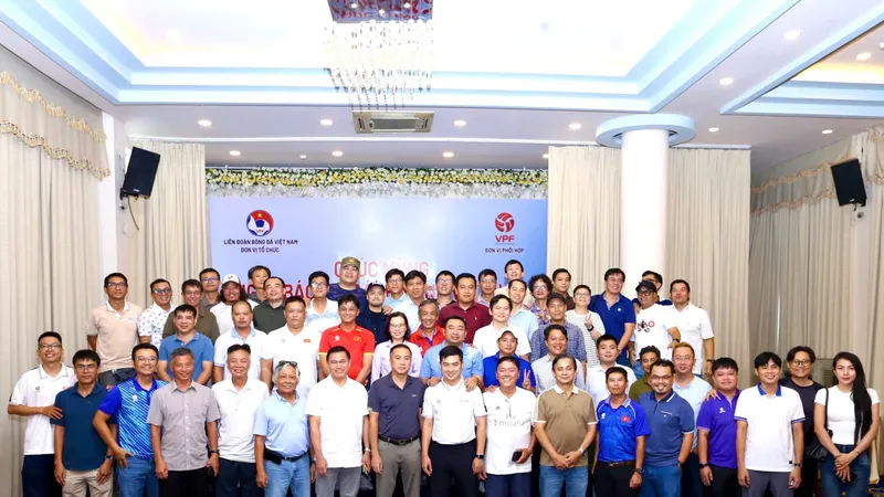 Lãnh đạo VFF và VPF chụp hình lưu niệm cùng các phóng viên, biên tập viên hoạt động trong lĩnh vực thể thao khu vực phía Nam tại buổi gặp gỡ ngày 18-6.