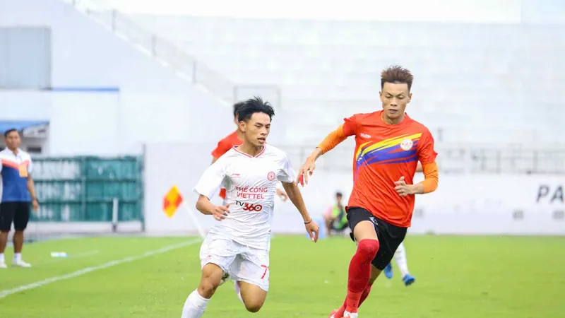 U21 TPHCM (áo đỏ) vào bán kết VCK U21 quốc gia 2025.