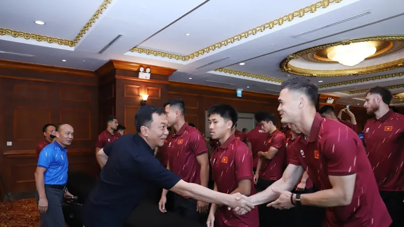 Chủ tịch VFF Trần Quốc Tuấn bắt tay chào mừng các tuyển thủ. 