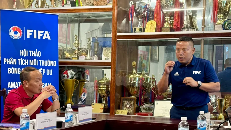 Đại diện FIFA chia sẻ tại buổi làm việc