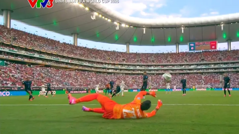 Tình huống sai lầm của thủ môn Muslera dẫn đến bàn thua của đội Uruguay.