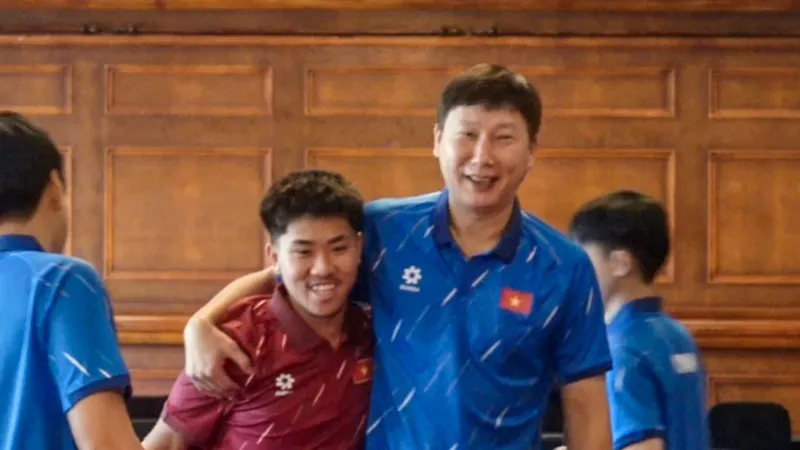 HLV Kim Sang-sik chào đón Đăng Khoa hôm đội tuyển hội quân.