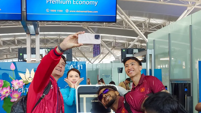 Văn Lâm, Xuân Son và Văn Hậu chụp hình lưu niệm tại sân bay Nội Bài.