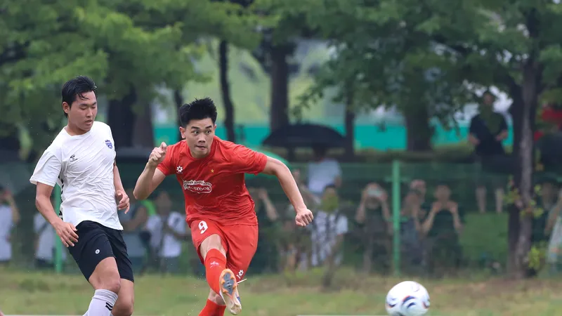 Đình Bắc, tác giả bàn ấn định chiến thắng 6-0 cho đội tuyển Việt Nam.