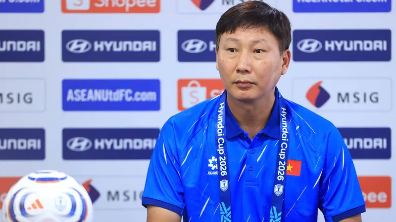 HLV Kim Sang-sik tại buổi họp báo trưa 18-8