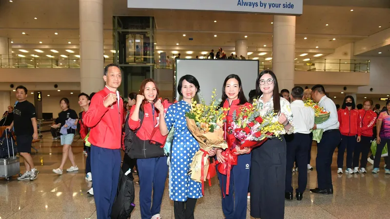Phó Cục trưởng Cục TDTT Việt Nam Lê Thị Hoàng Yến (đứng giữa) đón đoàn tại ASIAD 20 vừa qua. Ảnh: TÂM MINH
