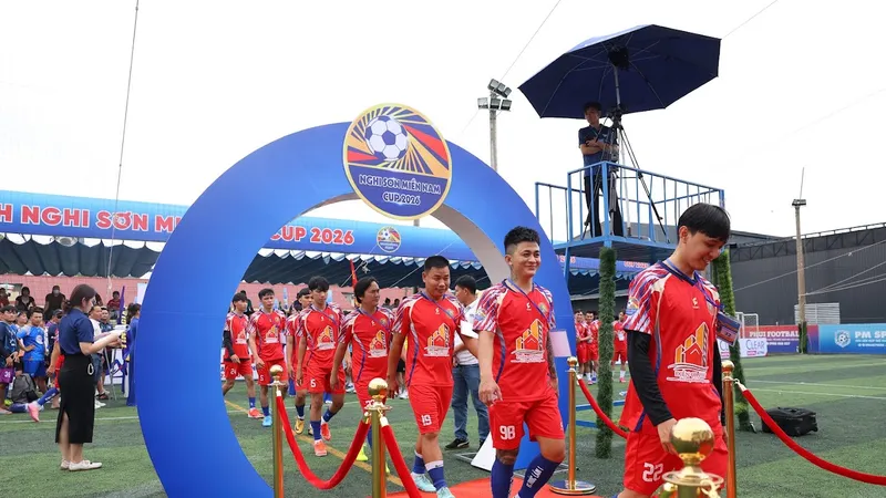 Giải bóng đá 7 người Hội đồng hương Nghi Sơn 2026 chính thức khởi tranh vào chiều 11-10. Ảnh: ĐÌNH VIÊN