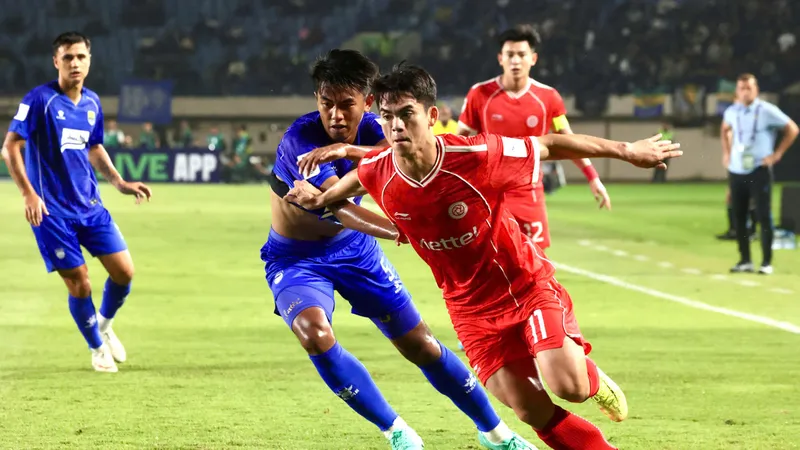 Khuất Văn khang nỗ lực qua người hậu vệ Persib Bandung. Ảnh: TCVT FC