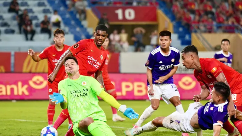 Cuộc cạnh tranh tìm vị trí đá chính tại V-League với các cầu thủ trẻ ngày càng khó khăn. Ảnh: VPF