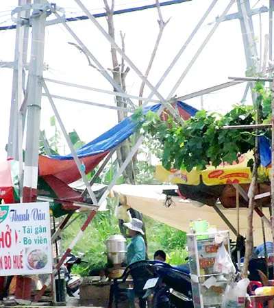 Quán ăn dưới... trụ điện