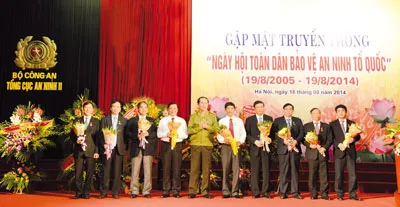Chủ tịch hđqt và Tổng Giám đốc Vietcombank vinh dự nhận Kỷ niệm chương Bảo vệ an ninh tổ quốc