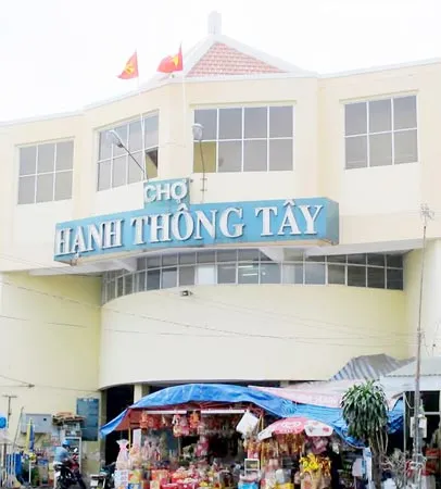 Khu phố chợ trên những hố bom