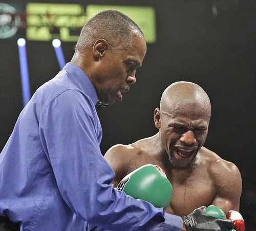 Trọng tài nhận thù lao 10.000 USD trận đấu quyền Anh giữa Floyd Mayweather và Manny Pacquiao