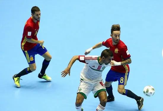 Tây Ban Nha vẫn toàn thắng, Argentina bị cầm hòa