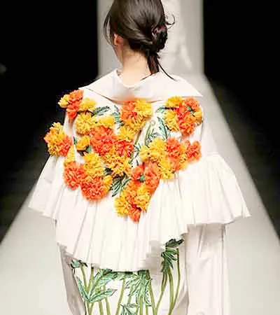 Quẩy gánh hàng hoa Việt ra thế giới