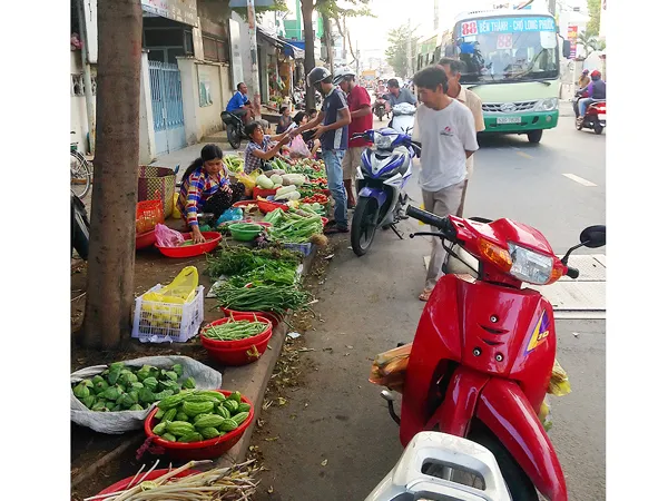 Đường Nguyễn Duy Trinh vẫn còn bị chiếm dụng gây kẹt xe