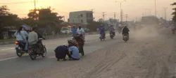 Đất cát rơi đầy quốc lộ