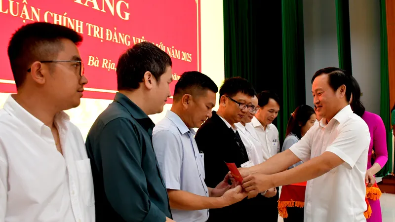 Trao giấy chứng nhận cho các đảng viên mới hoàn thành khóa học