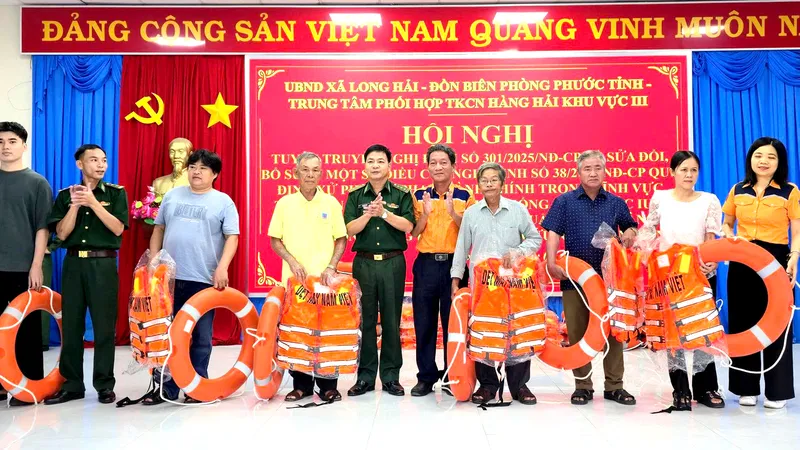 Trao tặng áo phao và phao cứu hộ cho ngư dân.