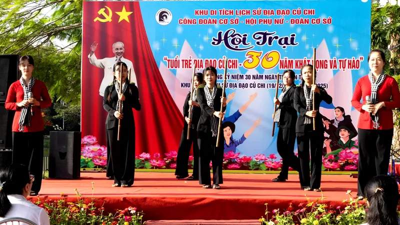 Một hoạt cảnh tái hiện truyền thống "Đất thép thành đồng" của quê hương Củ Chi tại hội trại