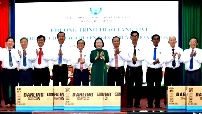 Phường Thủ Dầu Một (TPHCM) trao tặng 40 tivi cho các khu phố, phục vụ công tác chuyển đổi số