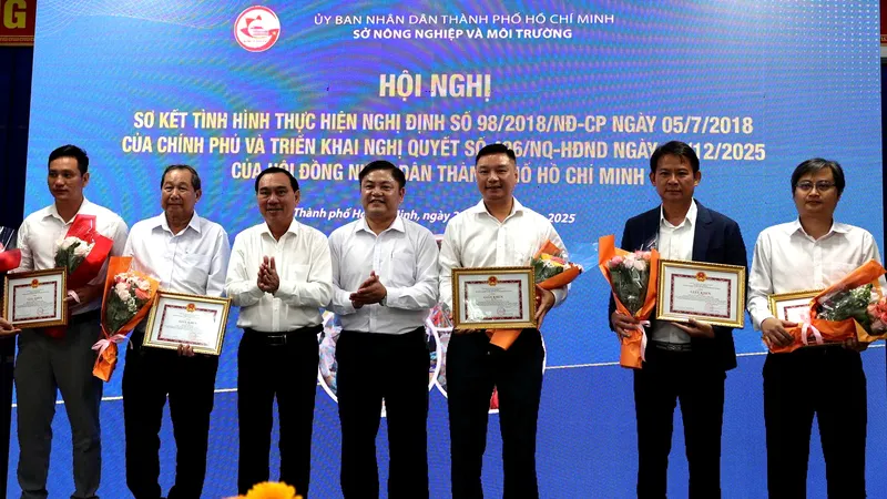 Khen thưởng cho các tập thể, cá nhân xuất sắc.