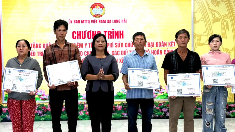Trao tặng thẻ BHYT cho những hộ dân có hoàn cảnh khó khăn trên địa bàn xã Long Hải.