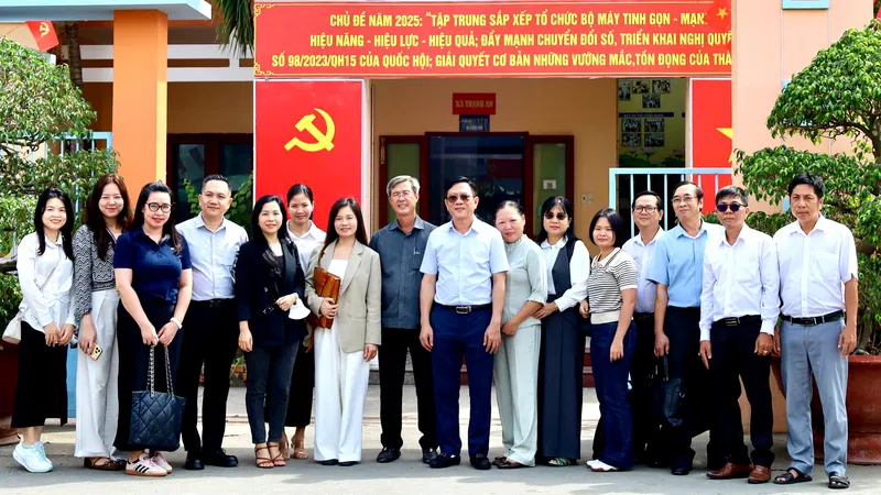 Các thành viên đoàn khảo sát tại xã Thạnh An. Ảnh: CẨM NƯƠNG