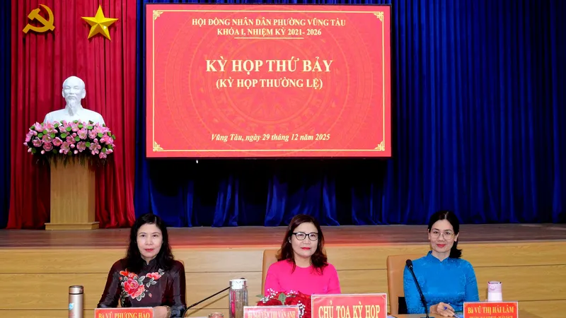 Chủ tọa kỳ họp. Ảnh: QUANG VŨ