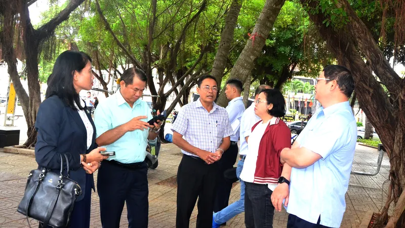 Đoàn khảo sát các điểm tập trung đông khách du lịch trên địa bàn phường Vũng Tàu. Ảnh: QUANG VŨ