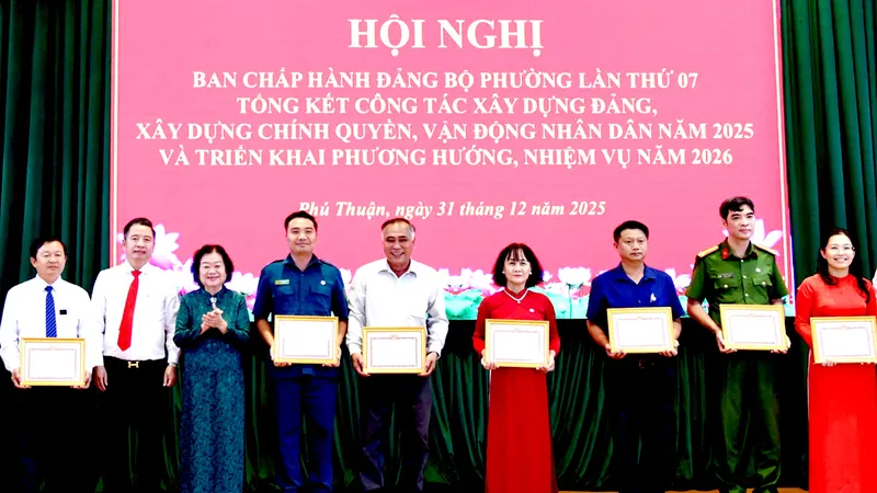 Nguyên Phó Chủ tịch nước Trương Mỹ Hoa và đồng chí Châu Xuân Đại Thắng trao giấy khen đến các đảng viên có thành tích xuất sắc
