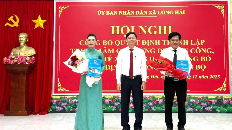 Lãnh đạo UBND xã Long Hải trao quyết định về công tác cán bộ