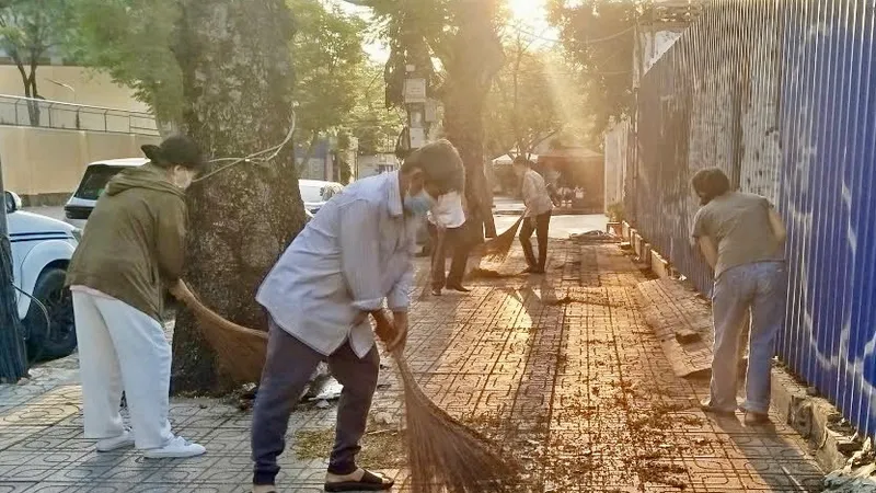 Bà con khu phố 15, phường Cầu Ông Lãnh cùng nhau quét dọn, thu gom rác tại các tuyến hẻm trong sáng 01-01-2026.