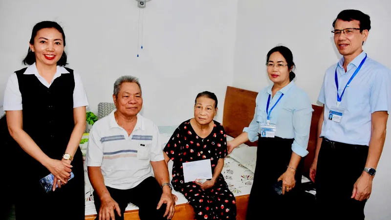 Đại diện lãnh đạo phường Tam Thắng thăm, tặng quà các gia đình chính sách.