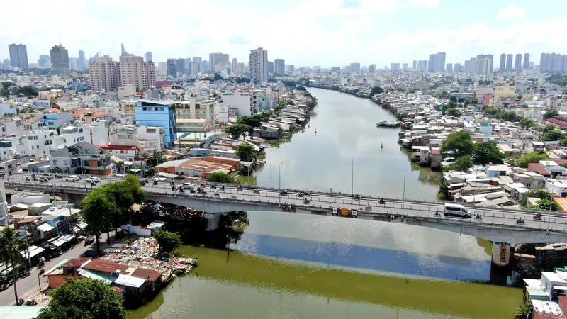 Bờ kênh Đôi, phường Chánh Hưng,TPHCM. Ảnh: HOÀNG HÙNG