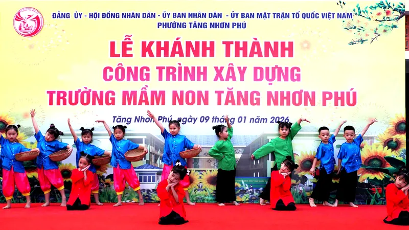 Các cháu Trường Mầm non Tăng Nhơn Phú biểu diễn văn nghệ chào mừng tại lễ khánh thành