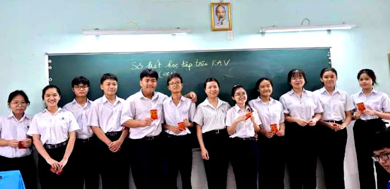 Học sinh được khen ngợi có thành tích học tập tốt trên nền tảng KAV