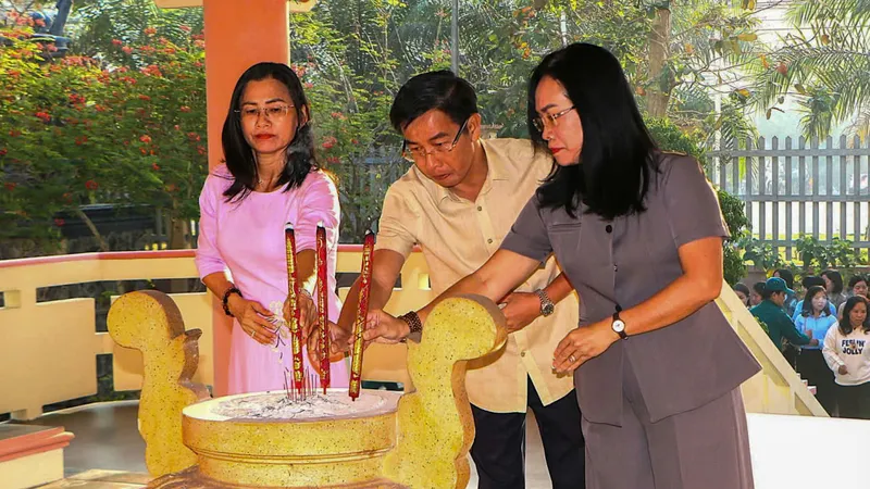 Lãnh đạo xã Phước Hòa thắp nhang tại Nhà bia tưởng niệm, Nhà truyền thống xã