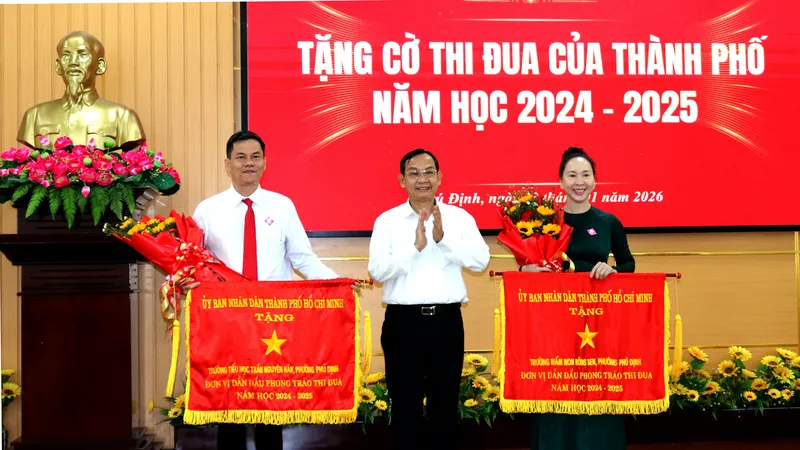 Phó Trưởng Ban Tổ chức Thành ủy TPHCM Đinh Thanh Nhàn trao Cờ thi đua của UBND TPHCM đến các tập thể