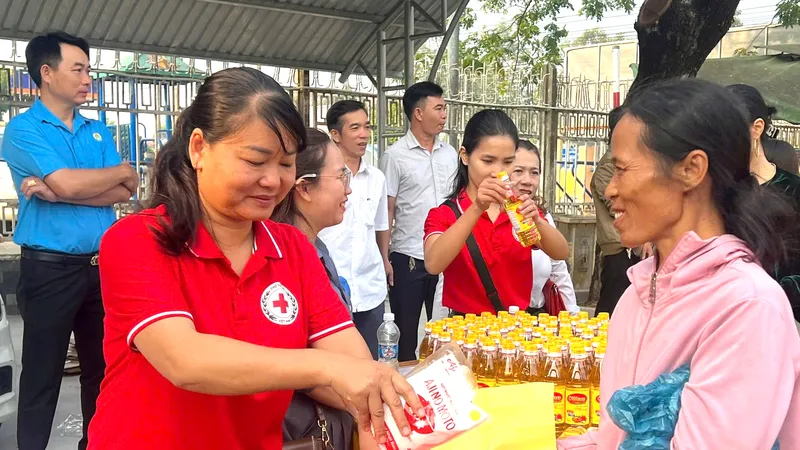 Háo hức phiên "Chợ tết 0 đồng" ở phường Chánh Phú Hòa